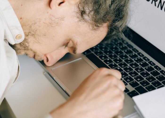 Stress gehört für viele Menschen zum Alltag. Arbeit, Verpflichtungen und ständige Erreichbarkeit können dazu führen, dass Körper und Geist kaum zur Ruhe kommen. Gleichzeitig ist erholsamer Schlaf eine wichtige Grundlage für Gesundheit und Wohlbefinden. Zwischen Schlaf und Stress besteht eine enge Verbindung: Stress kann den Schlaf stören – und schlechter Schlaf kann wiederum Stress verstärken.