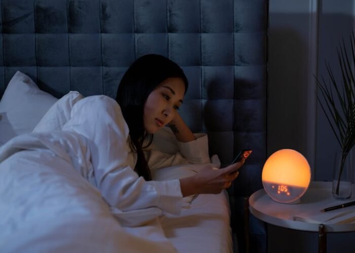 Viele Menschen kennen dieses Gefühl: Der Körper ist erschöpft, aber der Schlaf kommt nicht. Man liegt im Bett, dreht sich hin und her, und die Gedanken laufen weiter. Dieser Zustand wirkt widersprüchlich, ist aber aus Sicht der Schlafforschung gut erklärbar. Müdigkeit allein reicht nicht aus. Entscheidend ist, ob Körper und Nervensystem bereit sind, in den Schlafmodus zu wechseln.